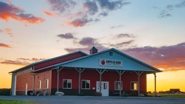 Appleland Farm Market, Fredonia, WI