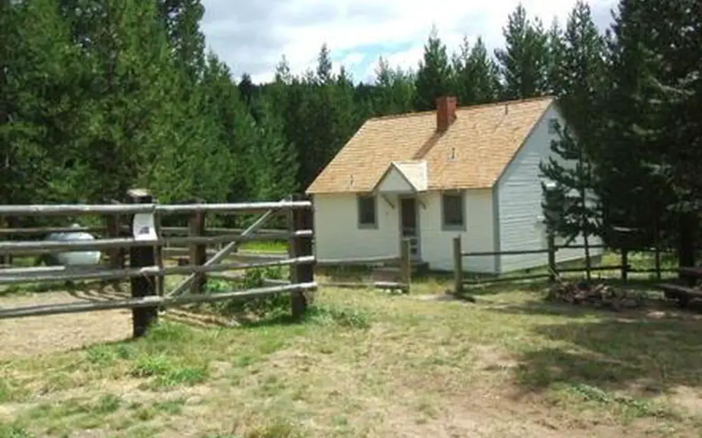 Ditch Creek Guard Station Cab, a Forest Service cabin rental