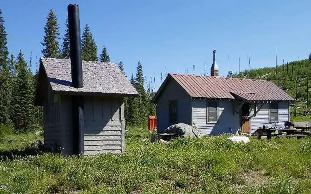 Seedhouse Guard Station, a Forest Service cabin rental