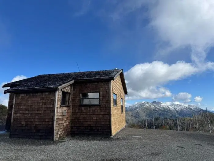 Bear Basin Lookout and Cabin, a Forest Service cabin rental