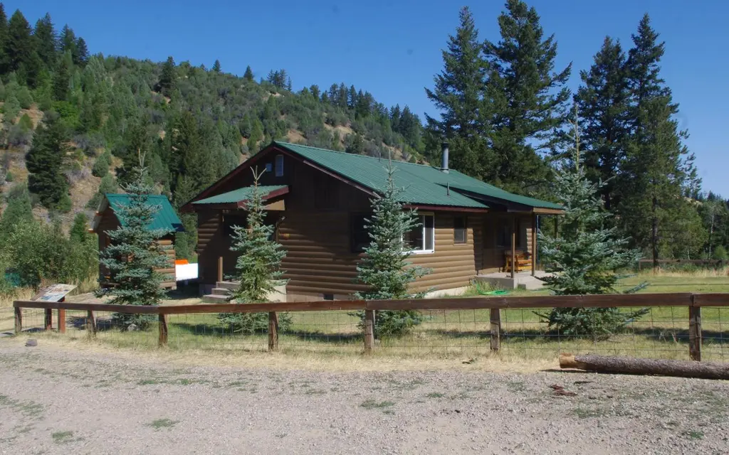 Eight Mile Guard Station, a Forest Service cabin rental
