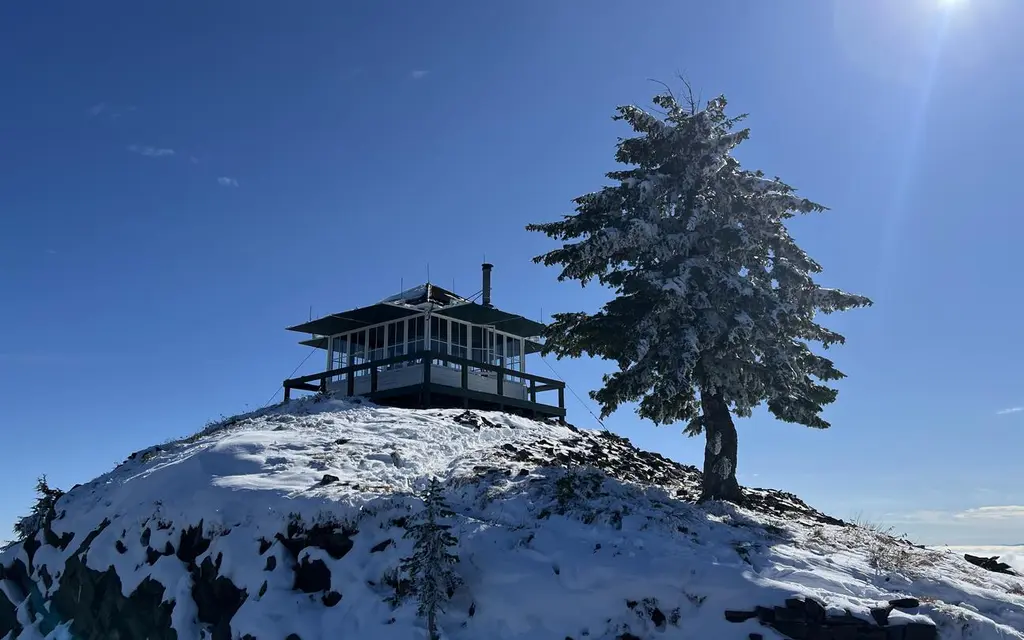 Cougar Peak Lookout, a Forest Service cabin rental