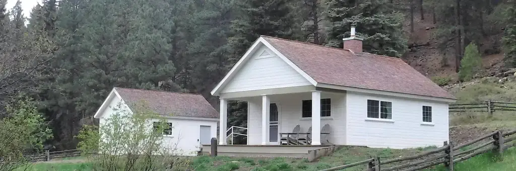Cowpuncher Guard Station, a Forest Service cabin rental