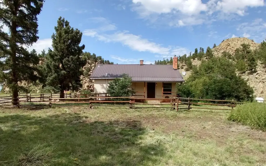 Upper Crossing Guard Station, a Forest Service cabin rental