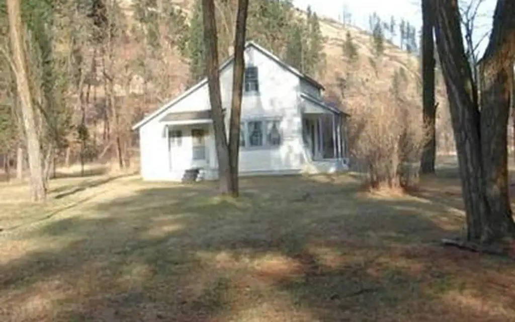 Tucannon Guard Station, a Forest Service cabin rental
