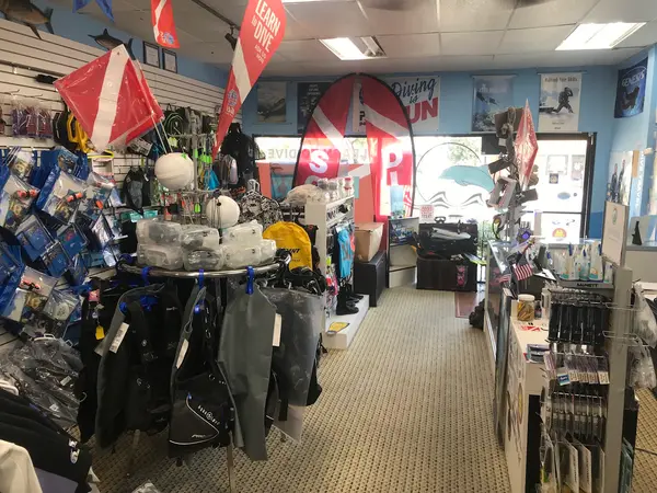 Divers West Scuba-PADI 5 Star and SDI/TDI Scuba Diving Center