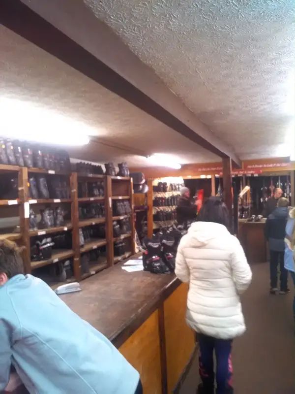 1st Tracks Ski & Snowboard Shop